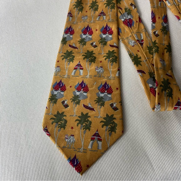 Currier & Co The Thief of Baghdad Tie Unique Fun print 100% Silk Made in Italy - Picture 2 of 9